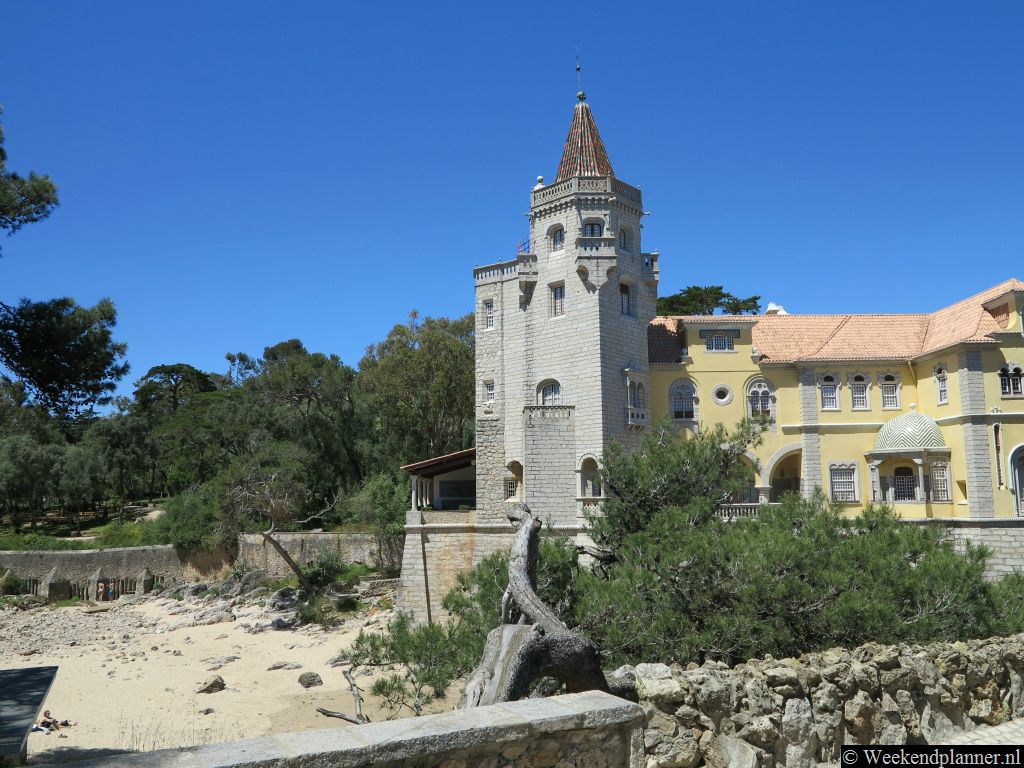 Museu Condes de Castro Guimarães is een herenhuis dat rond 1900 gebouwd werd. Het bijzondere gebouw ligt in een prachtig park aan zee. Adres: Avenida Rei Humberto II de Italia, Cascais.  